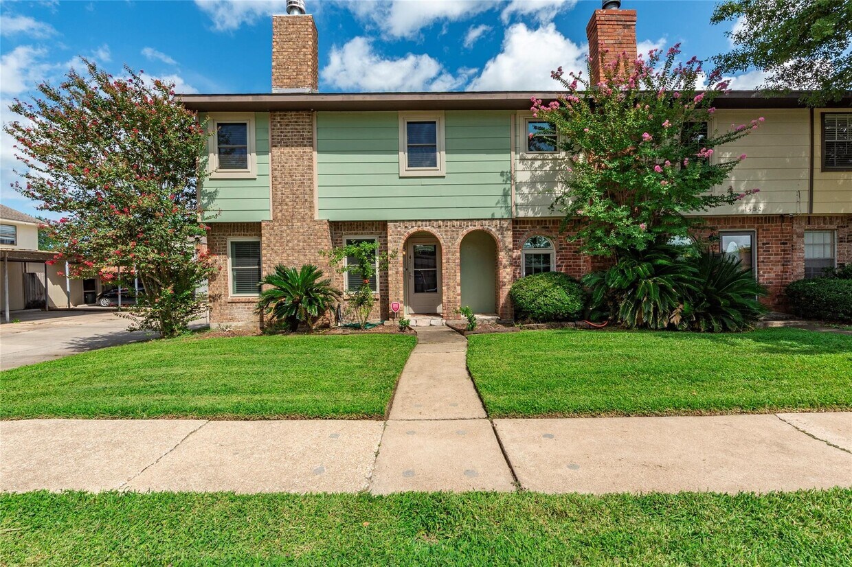 Primary Photo - 1456 Silverpines Rd