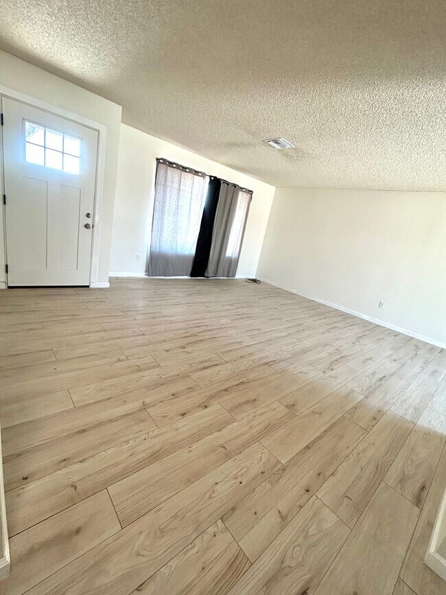Foto del edificio - Newly Renovated 2 Bedroom in a Quiet Neigh...