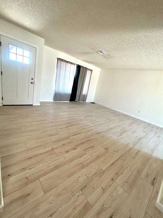 Building Photo - Newly Renovated 2 Bedroom in a Quiet Neighborhood