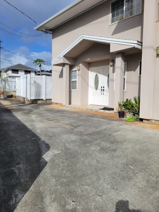Entrada frontal, estacionamiento compartido - 2205 Liliha St