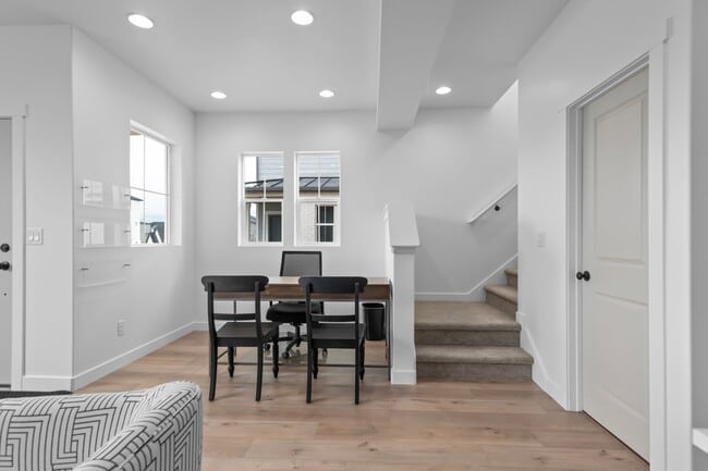 Building Photo - 2 MONTHS FREE- New 3-bed2.5-bath Ivory Townhome Available!