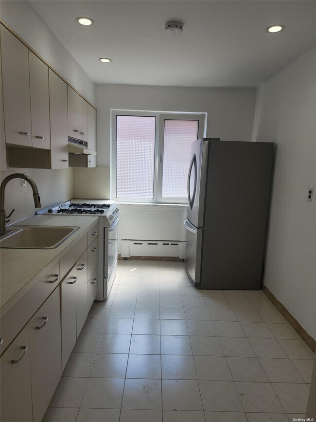 Building Photo - 64-03-64-77 77th Pl