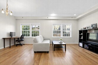 Building Photo - 612 12th St