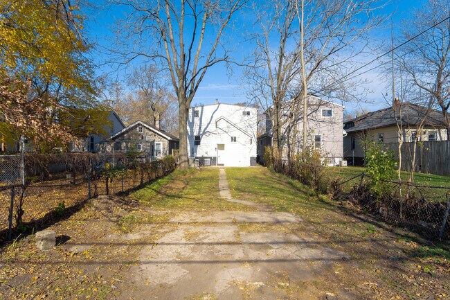 Building Photo - 492 E Lewiston Ave