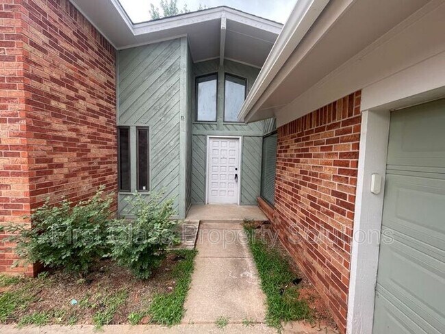 Building Photo - 623 N Canadian Terrace