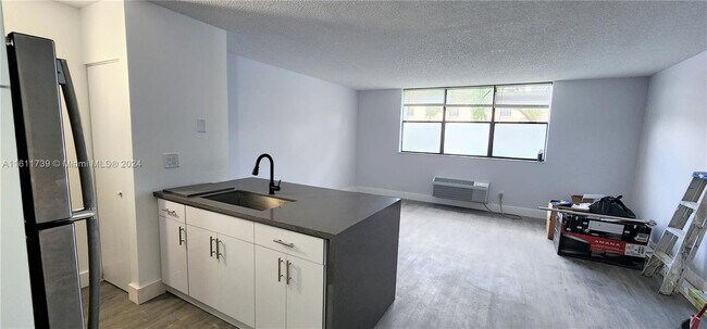 Foto del edificio - 2501 Riverside Dr