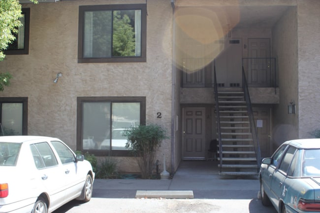 Building Photo - 2 Lorayne Ct