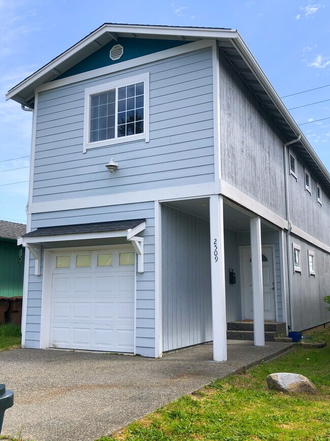 Building Photo - 2509 S Ainsworth Ave