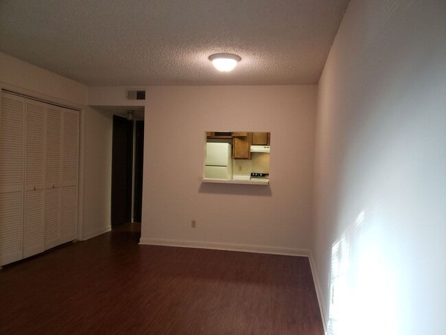 Building Photo - 1 Bedroom, 1.5 Bath Townhouse