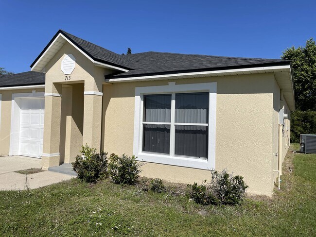 Foto del edificio - 715 Squirrel Ct