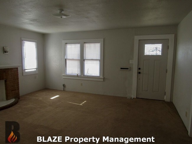Building Photo - 716 N Mirror St