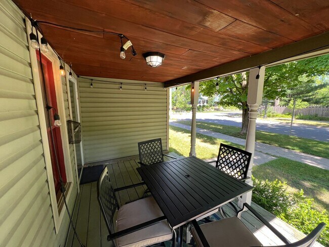 Building Photo - Lovely Furnished Home Available September ...
