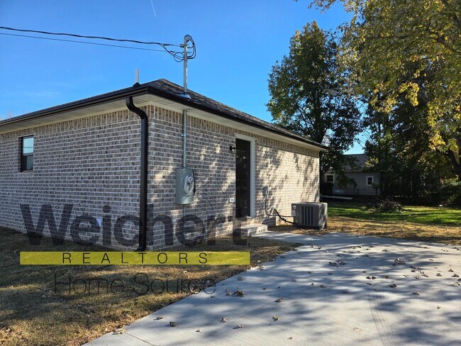 Foto del edificio - 3 Bed 2 bath home on corner lot