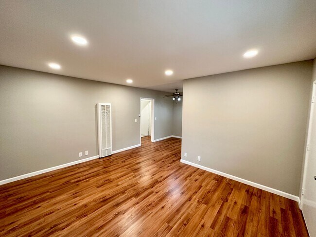 Foto del interior - FOOTHILL VILLAGE