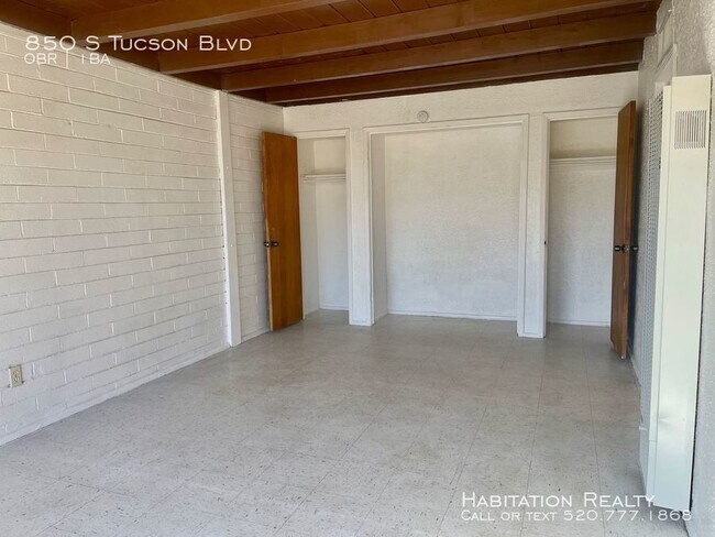Building Photo - Cute, pet friendly studio near Reid Park!