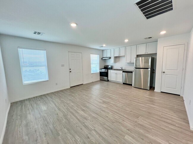 Foto del edificio - **Pending Application** Cozy 2 Bedroom 2 B...