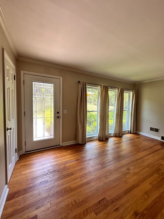 Building Photo - 3221 Foxhall Rd