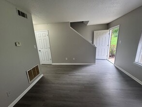 Building Photo - 802 British Wood Dr SW
