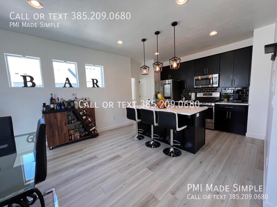 Primary Photo - $250 Move-in Special! Modern and Comfortab...