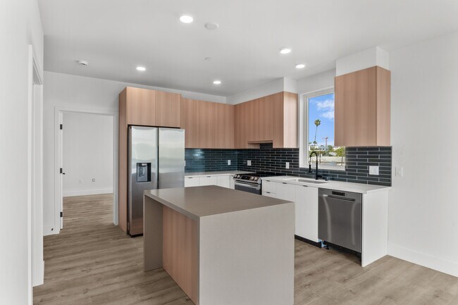 Building Photo - 5813 Lexington Ave. Los Angeles, CA 90038