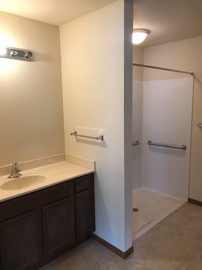 Foto del edificio - Whispering Echoes Townhomes