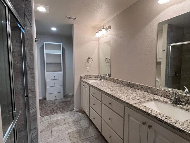 Foto del edificio - Gorgeous 3 Bed | 2 Bath | 2 Car Garage Now Preleasing for August 2026!