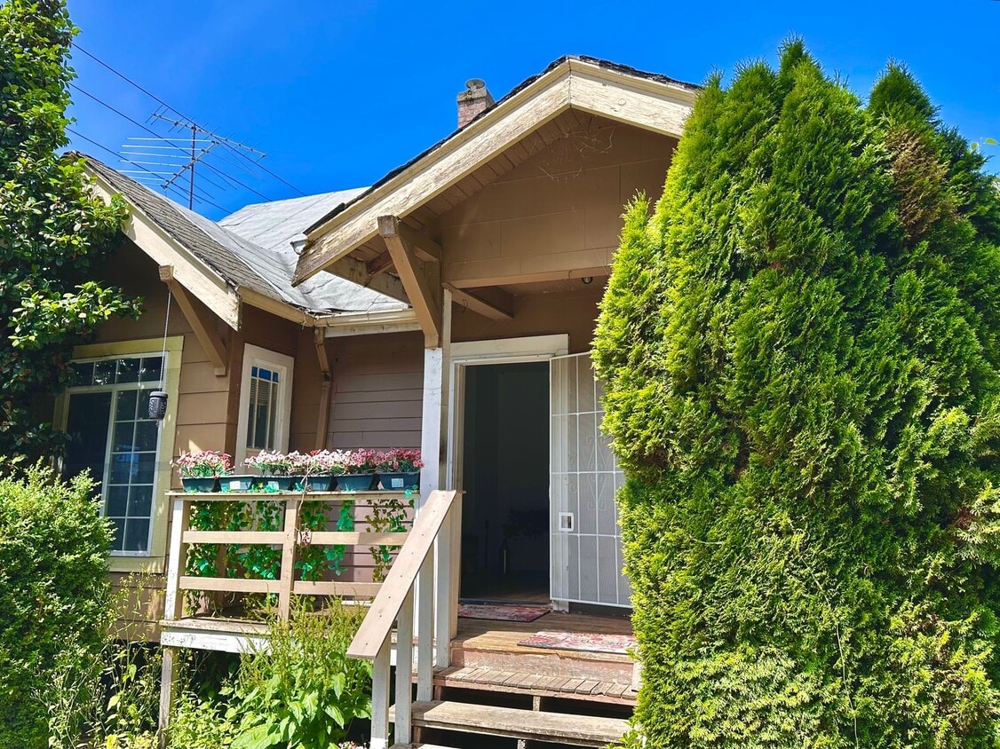 Primary Photo - Spacious 3BR 2BA | 3-Level Home in Renton