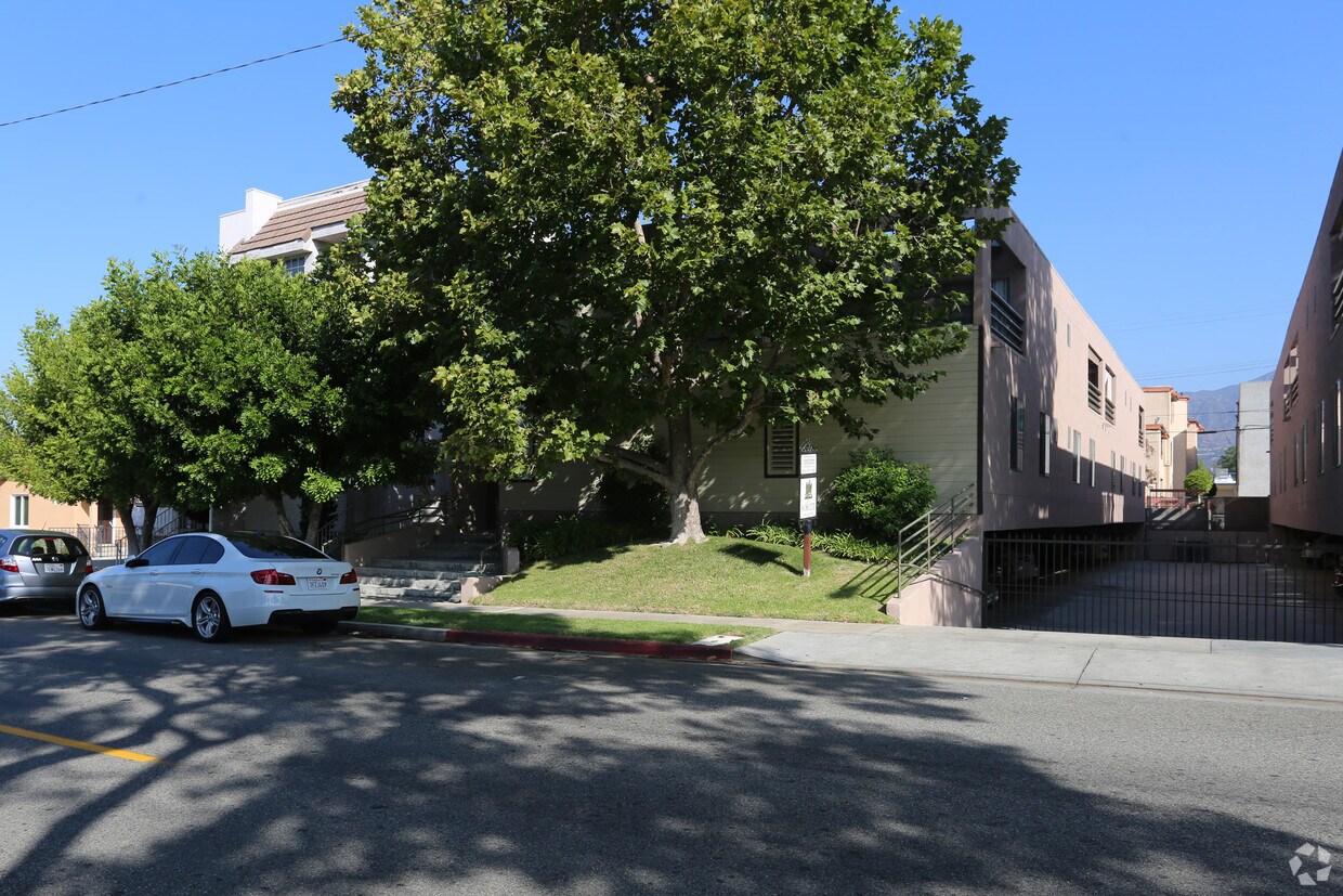 Foto del edificio - 407-409 W Lexington Dr
