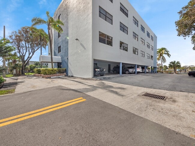 Building Photo - 105 S Riverside Dr