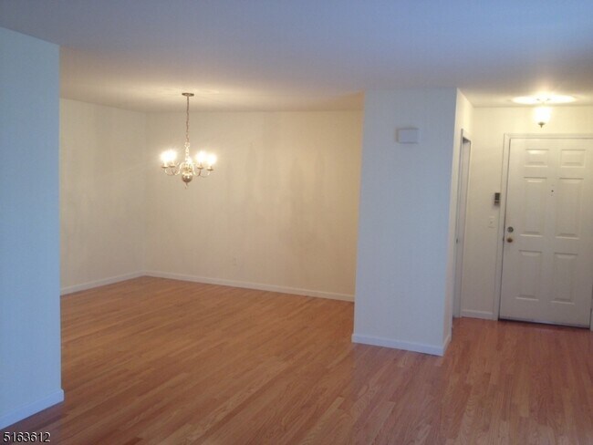 Foto del edificio - 77 Jamestown Rd