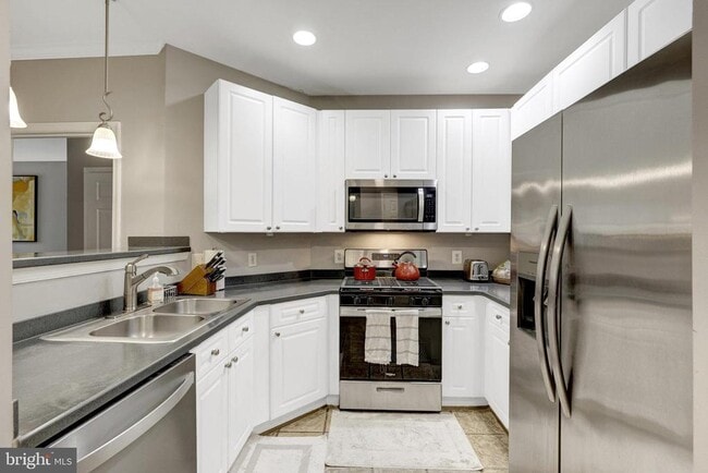 Building Photo - 8181 Carnegie Hall Ct