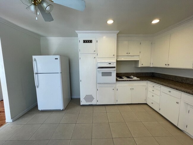 Building Photo - Unit 3
