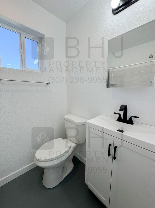 Building Photo - 520 Canby St