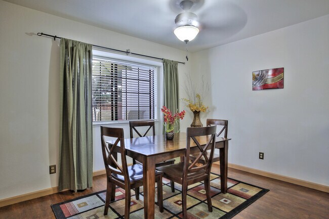 Foto del edificio - Lovely 2 Story Townhouse in Pinole, CA on cul de sac...