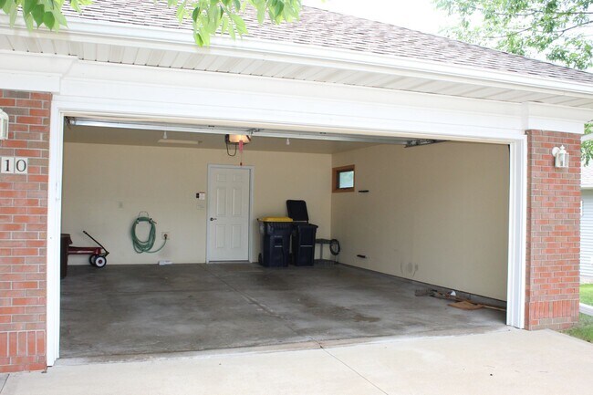 Foto del edificio - AVAILABLE JULY 2026!!! Incredible 3 bedroom, 2-1/2 bath duplex style condominium on Iowa City Eas...