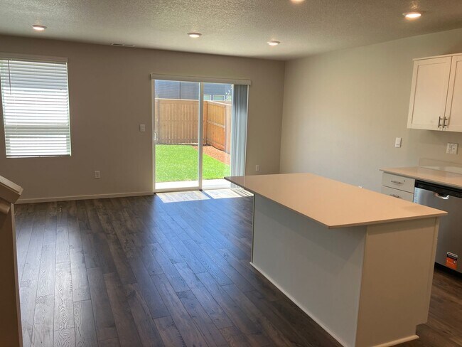 Foto del edificio - Brand New Three Bedroom Home in East Park Village!