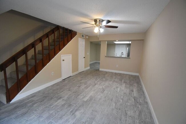 Foto del edificio - 2Bdrm 1.5Bath -- Townhome near UCF and Wat...