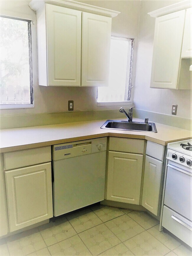 Building Photo - 10625 Kinnard Ave
