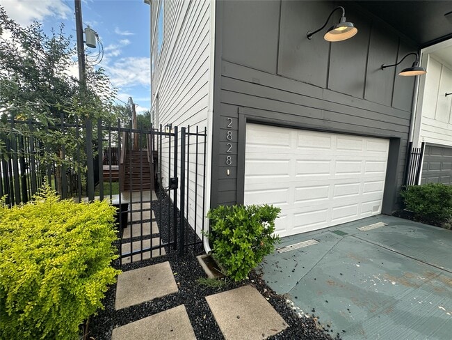 Building Photo - 2828 Versailles Oak Ln