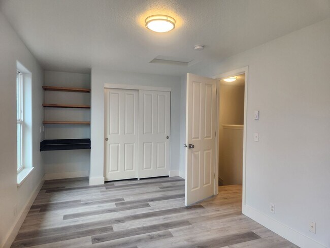 Foto del edificio - Recently Renovated 3 Bedroom Campus Duplex!