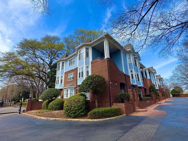 Foto del edificio - Top-Floor End Unit Condo at New Bern Place