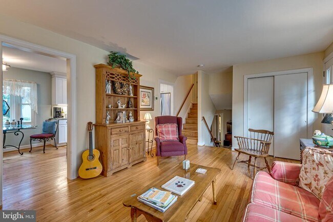 Foto del edificio - 318 Hollyberry Rd