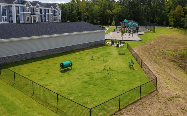 Building Photo - The Retreat at Fuquay-Varina