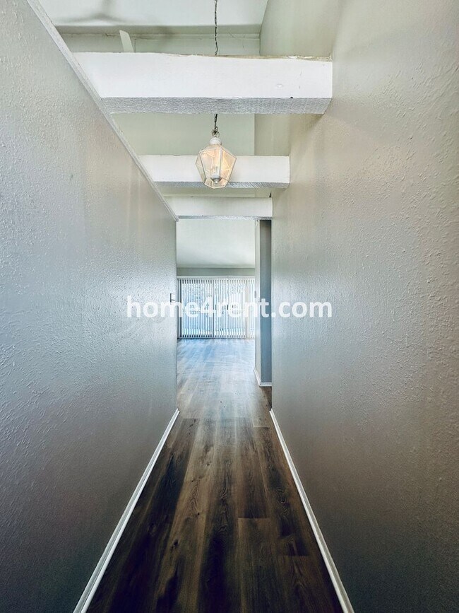 Foto del edificio - Newer LVP Flooring, Paint and SS Appliance...