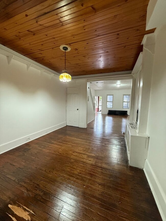 Building Photo - 933 Beatty St