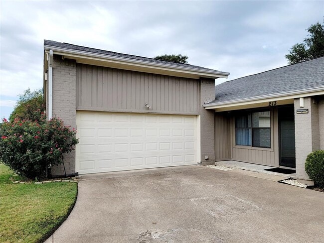 Building Photo - 213 Springridge Ln