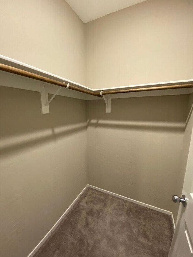 Building Photo - Available Now! Spacious 3 bedroom with gar...
