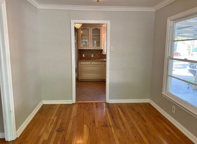 Building Photo - 3 BED/2BATH BUNGALOW IN ARLINGTON HEIGHTS!
