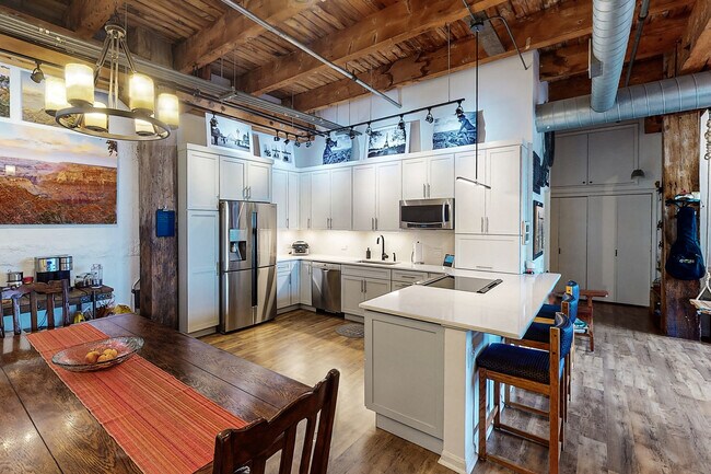 Foto del edificio - 312 N May St