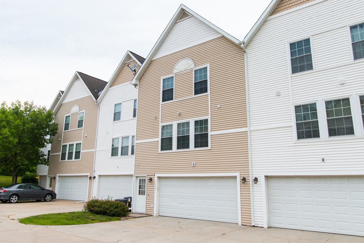 1136 10th Ave NW, Altoona, IA 50009 Condo for Rent in Altoona, IA